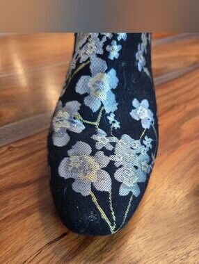 ANNE KLEIN FLORAL EMBELLISHED BOOTS SZ 8M
